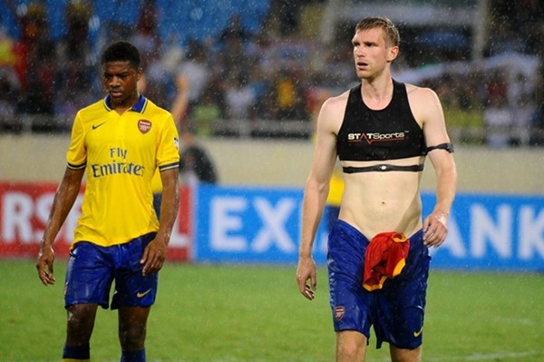 Hành động đáng xấu hổ của cầu thủ Arsenal khiến CĐV Việt Nam tức giận ảnh 1