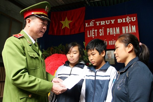 Tri ân người liệt sĩ công an ảnh 4