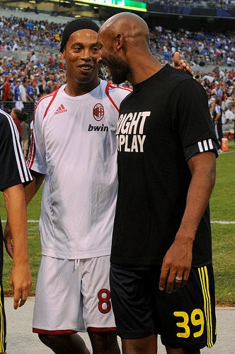 Anelka sắp thành đồng đội của... Ronaldinho ảnh 1