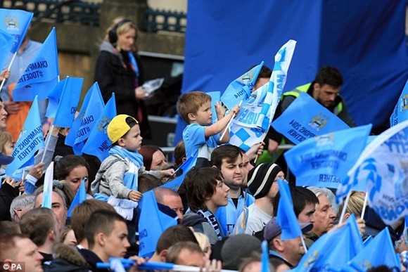 Xem Man City rước cúp phủ xanh thành Manchester ảnh 9