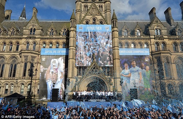 Xem Man City rước cúp phủ xanh thành Manchester ảnh 7