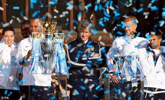 Xem Man City rước cúp phủ xanh thành Manchester ảnh 8