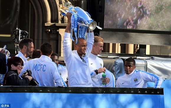 Xem Man City rước cúp phủ xanh thành Manchester ảnh 4