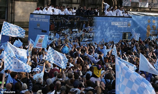 Xem Man City rước cúp phủ xanh thành Manchester ảnh 5