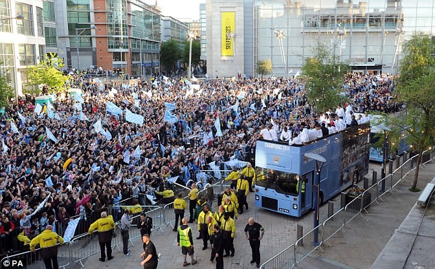 Xem Man City rước cúp phủ xanh thành Manchester ảnh 1