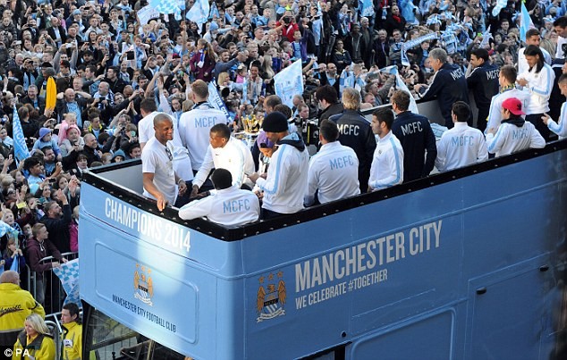 Xem Man City rước cúp phủ xanh thành Manchester ảnh 3