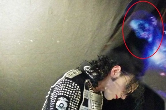 SỐC: Hồn ma Michael Jackson hiện về cạnh người đóng vai mình? ảnh 1