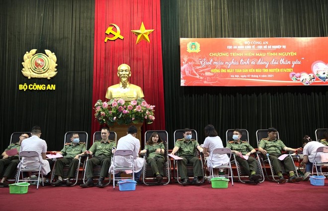 Cán bộ chiến sĩ Cục An ninh Kinh tế tích cực hưởng ứng ngày toàn dân hiến máu tình nguyện ảnh 1