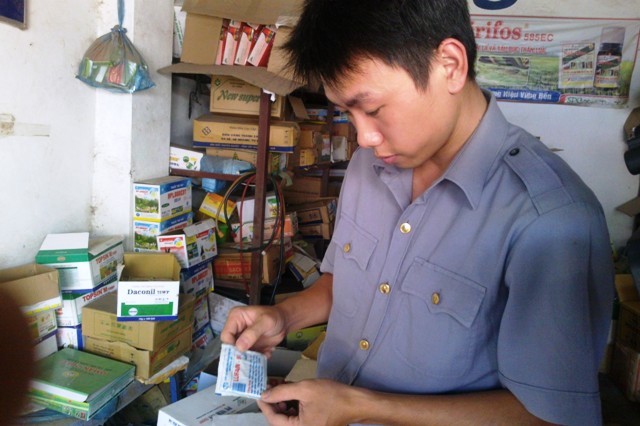 Phát hiện hàng nghìn ống thuốc thúc chín hoa quả trôi nổi ảnh 2