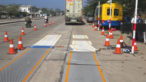 Lái xe chống đối cố tình cán hỏng trạm cân ảnh 1