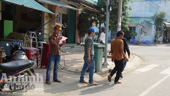 Chở 4 người, không đội mũ bảo hiểm còn chống Cảnh sát giao thông ảnh 1
