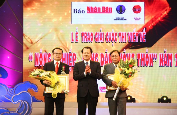 Trao giải cuộc thi viết về Nông nghiệp - Nông dân - Nông thôn năm 2012 ảnh 1