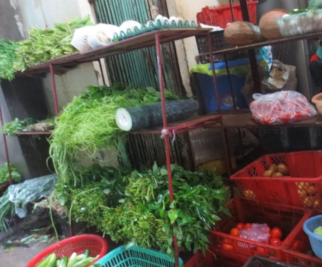 Viện cớ mưa bão, giá rau, củ, quả tăng cao ảnh 1