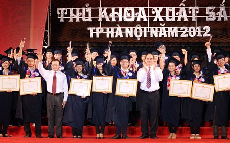 1.203 thủ khoa được tuyên dương trong 10 năm qua ảnh 1