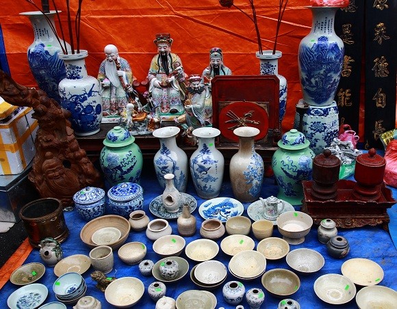 Săn hàng “độc” tại phiên chợ đồ cổ cuối năm ảnh 2