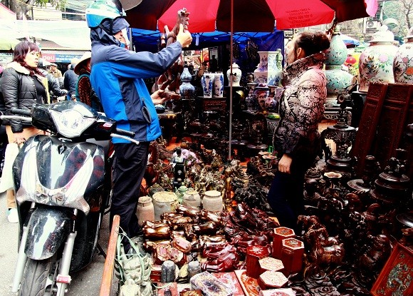 Săn hàng “độc” tại phiên chợ đồ cổ cuối năm ảnh 4
