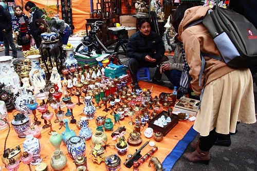 Săn hàng “độc” tại phiên chợ đồ cổ cuối năm ảnh 6