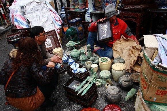 Săn hàng “độc” tại phiên chợ đồ cổ cuối năm ảnh 7