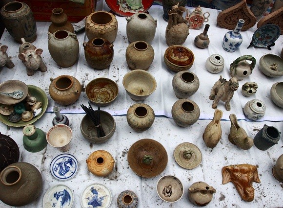 Săn hàng “độc” tại phiên chợ đồ cổ cuối năm ảnh 1
