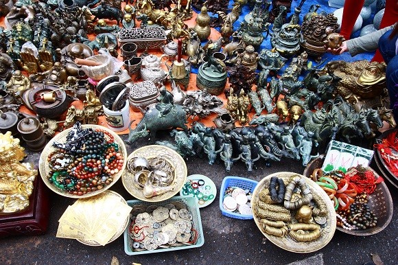 Săn hàng “độc” tại phiên chợ đồ cổ cuối năm ảnh 10