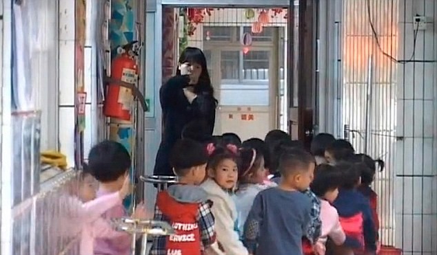 Không làm bài tập về nhà, bé 6 tuổi bị mẹ đánh tàn bạo ảnh 2