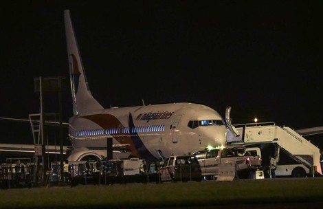 Máy bay MH192 Malaysia Airlines hạ cánh khẩn cấp vì nổ lốp ảnh 1