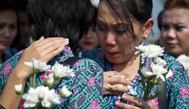 Vụ MH17: Thi thể 20 nạn nhân Malaysia đầu tiên về đến Kuala Lumpur ảnh 2