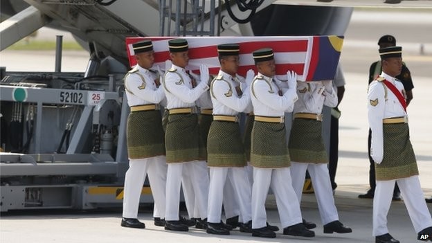 Vụ MH17: Thi thể 20 nạn nhân Malaysia đầu tiên về đến Kuala Lumpur ảnh 1