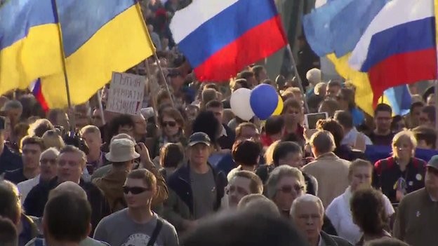 Hàng ngàn người biểu tình phản đối chính sách của Nga ở Ukraine ảnh 1