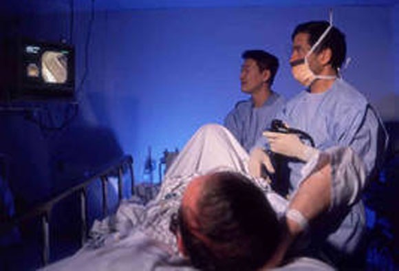 Nhạo báng "của quý" khi bệnh nhân đang bất tỉnh, bác sĩ bị kiện ảnh 1