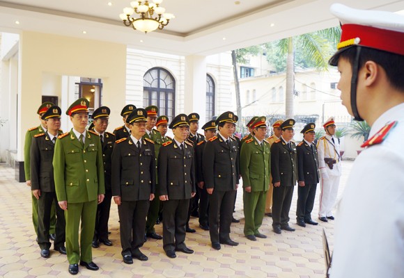 Lãnh đạo CATP dâng hương tưởng nhớ các Anh hùng liệt sỹ ảnh 1
