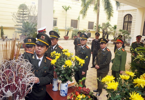 Lãnh đạo CATP dâng hương tưởng nhớ các Anh hùng liệt sỹ ảnh 5