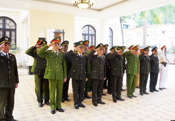 Lãnh đạo CATP dâng hương tưởng nhớ các Anh hùng liệt sỹ ảnh 2
