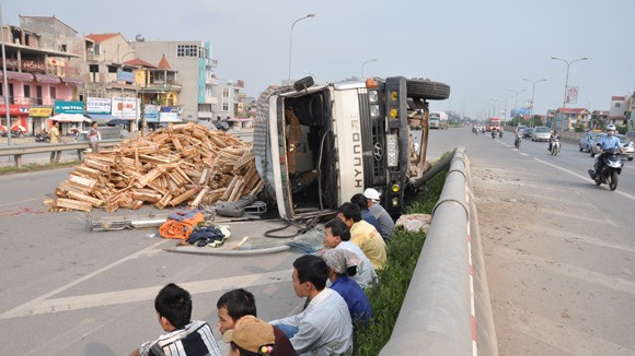 Lật xe tải chở gỗ trên đường Bắc Thăng Long ảnh 2
