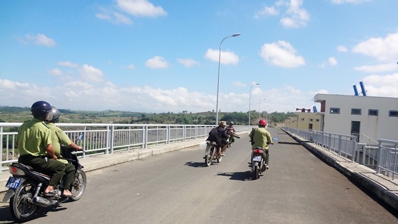 Kiểm lâm nổ súng, "lâm tặc" vẫn xông vào tấn công ảnh 1
