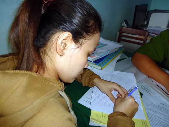 Mỗi khi nổi máu ghen... cắt xé quần áo người yêu ảnh 3