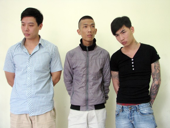 Bắt tên trộm giắt súng colt trong người ảnh 1