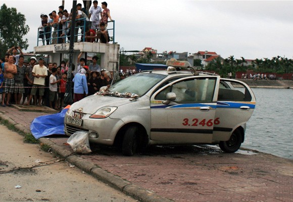 Đi câu cá “trúng” xe ô tô taxi trong có một xác chết ảnh 3