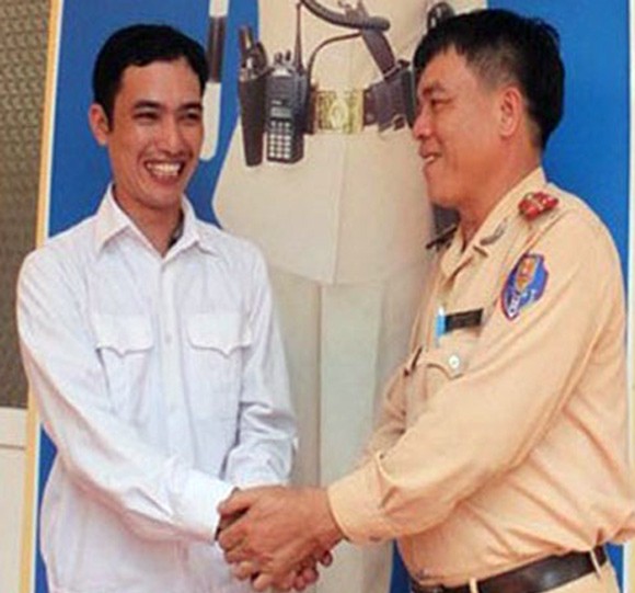 CSGT Hà Nội trả lại hồ sơ dự thi đại học cho thí sinh đánh rơi ảnh 1
