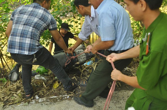 Phát hiện xe máy vô chủ bên mương nước ảnh 1