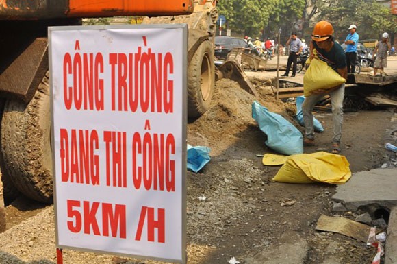 Xuất hiện hố “tử thần” trên đường Trần Khát Chân ảnh 2