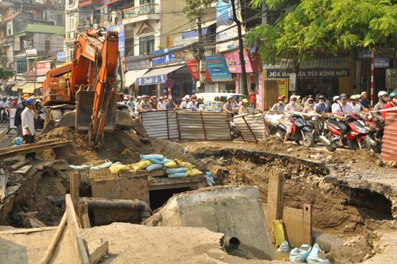 Xuất hiện hố “tử thần” trên đường Trần Khát Chân ảnh 1