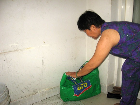 Nhặt được cả hộp tiếp đạn súng AR15 trước cửa nhà ảnh 1