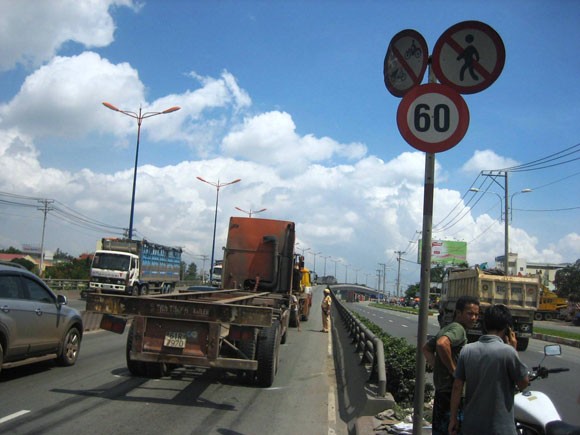 Nam thanh niên lao đầu vào container tự tử, bất thành ảnh 2