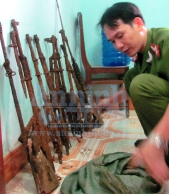 Đào hố trồng tiêu, phát hiện 9 khẩu sung và 1 lựu đạn ảnh 1