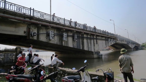 Thanh niên 20 tuổi nhảy cầu tự tử ảnh 1