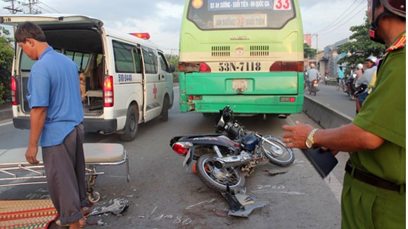 Chết vì tự tông vào đuôi xe buýt trong làn đường ô tô ảnh 2