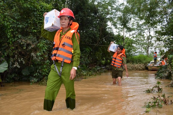 Tình quân dân trong lũ dữ ảnh 5