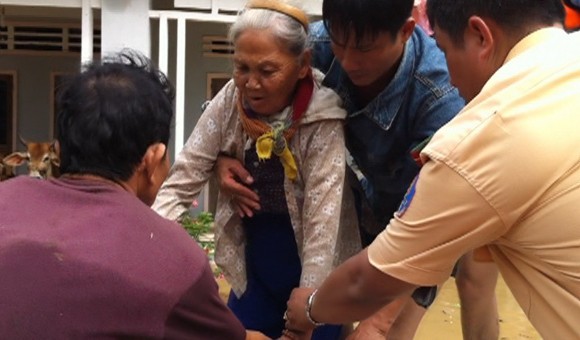 Tình quân dân trong lũ dữ ảnh 6