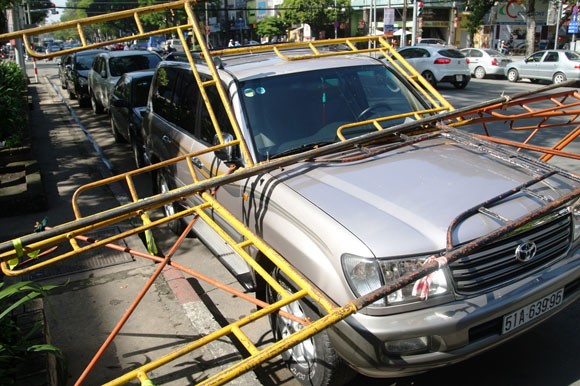Dàn giáo công trình đổ sập, lái xe ôtô suýt chết ảnh 1